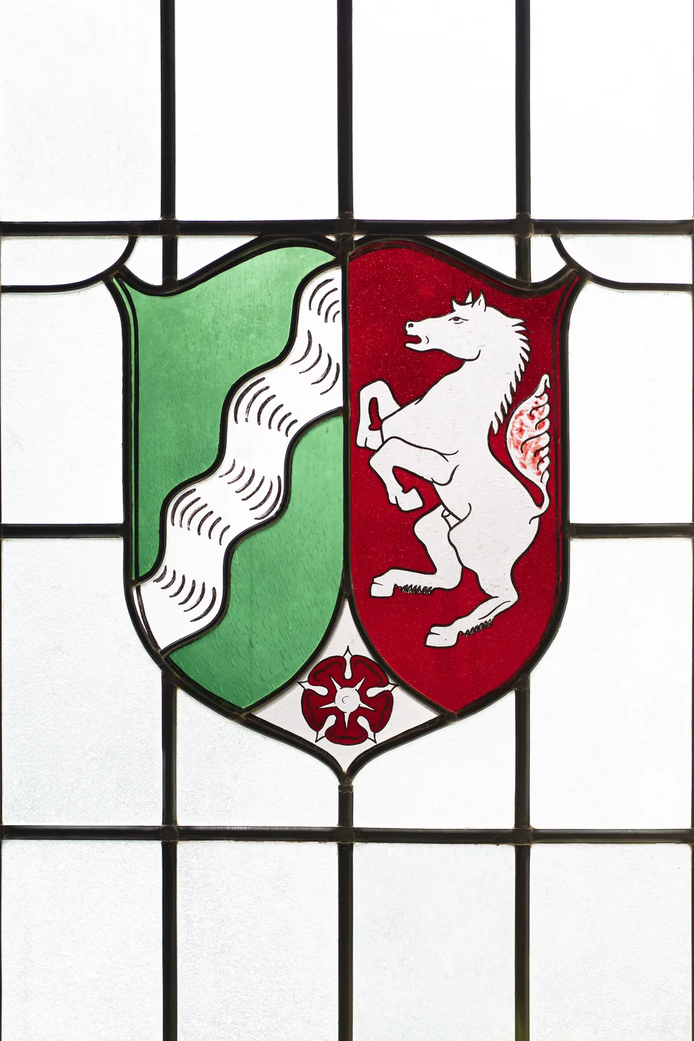 Buntglasfenster mit dem Wappen Nordrhein-Westfalens