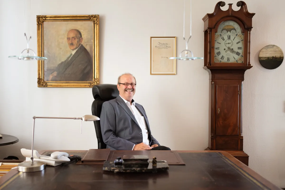 Anwaltsbüro mit Bücherwand in der Kanzlei in Unna